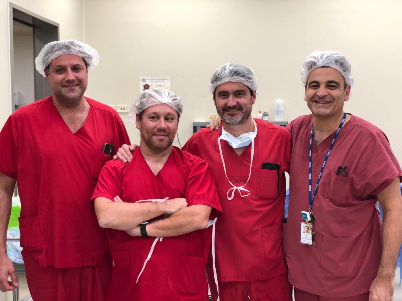El equipo médico que hizo la primera fetoscopía de espina bífida en el país: (de izquierda a derecha) Fernando Palma, Adolfo Etchegaray, José Luis Peiró (Hospital de Niños de Cincinnati, EE.UU.) y Daniel Russo